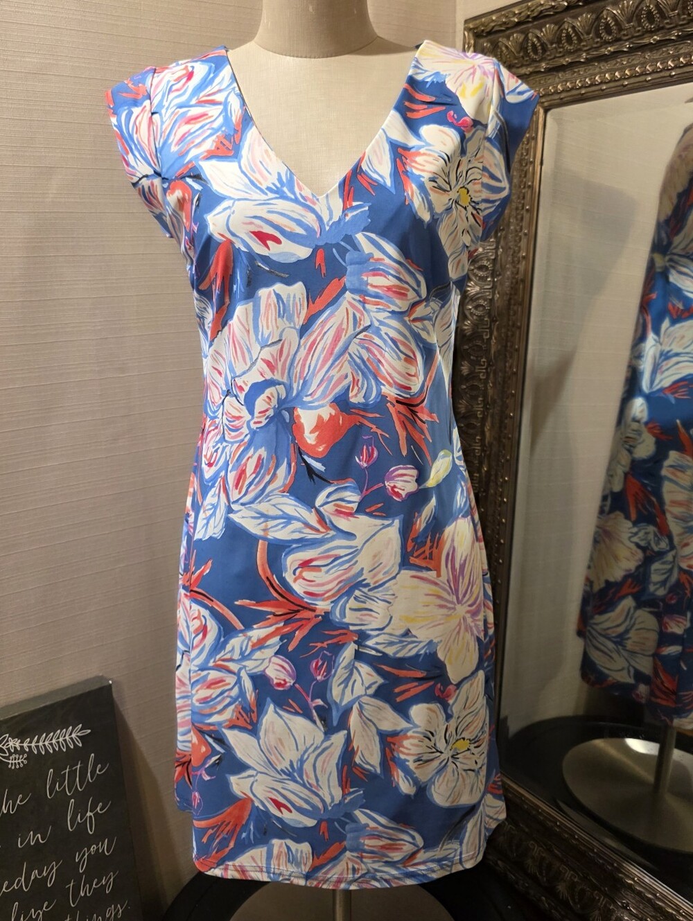 Aryeh Blue/Multi Tropical Floral Print V-Neck Shift Dress. Sz Small